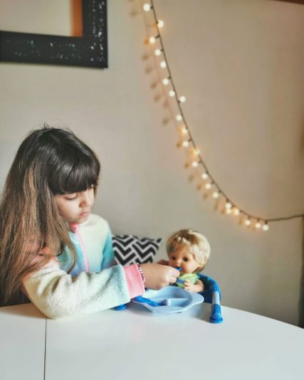 Credits Valentina Piccini - la figlia di Valentina Piccini gioca con Cicciobello Sederino Rosso