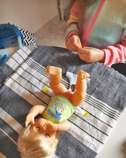 Credits Valentina Piccini - la figlia di Valentina Piccini gioca con Cicciobello Sederino Rosso