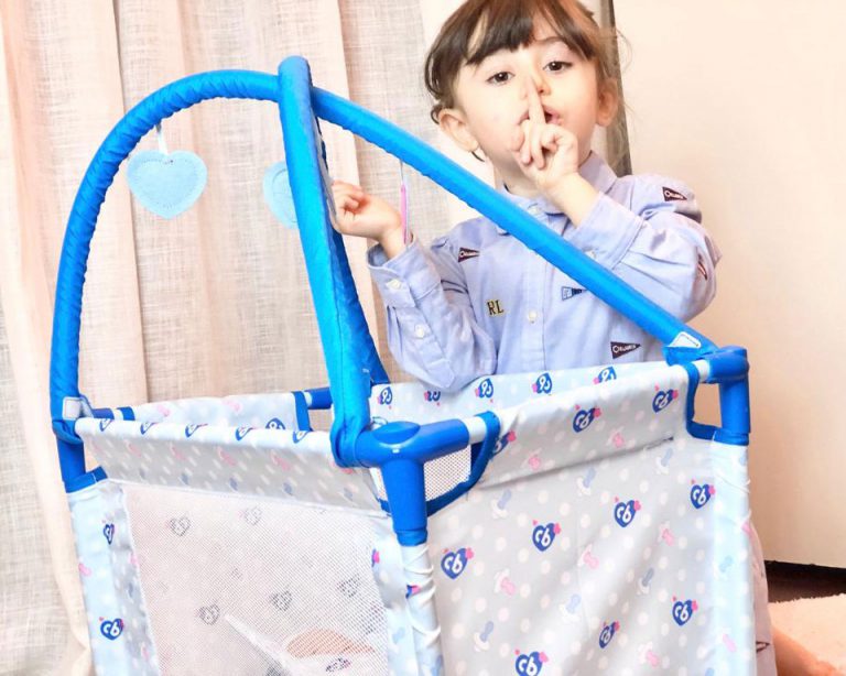 Credit foto: Laura Latino - Lavinia gioca "a fare la nanna" con Cicciobello Bebè Bellissimo