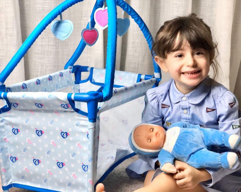 Credit foto: Laura Latino - Lavinia gioca "a fare la nanna" con Cicciobello Bebè Bellissimo