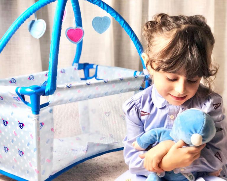 Credit foto: Laura Latino - Lavinia gioca "a fare la nanna" con Cicciobello Bebè Bellissimo