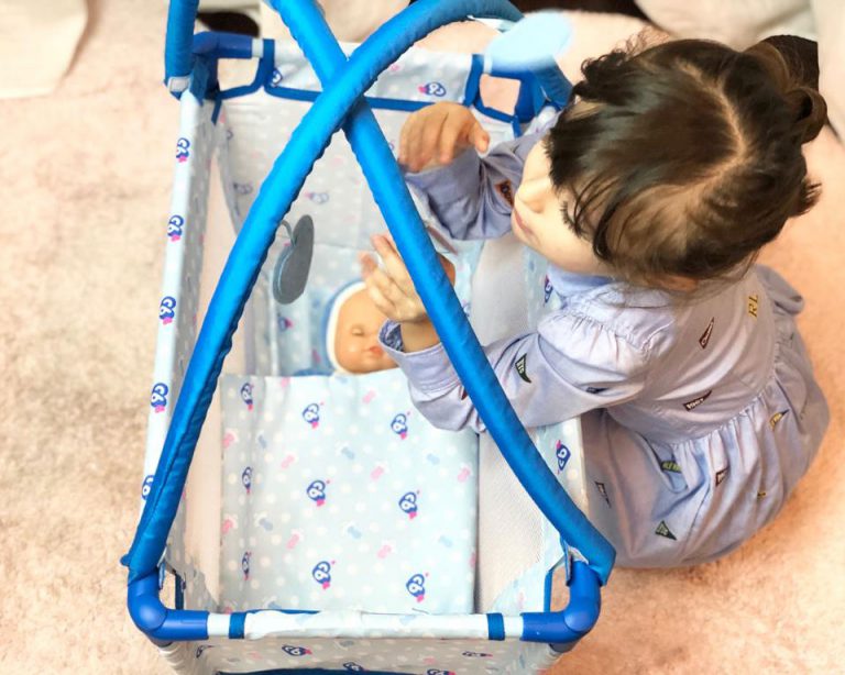 Credit foto: Laura Latino - Lavinia gioca "a fare la nanna" con Cicciobello Bebè Bellissimo