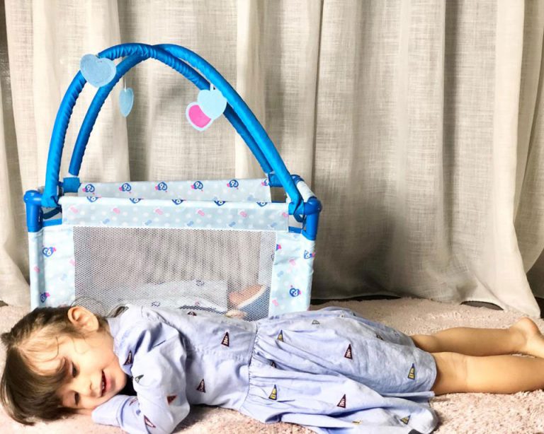 Credit foto: Laura Latino - Lavinia gioca "a fare la nanna" con Cicciobello Bebè Bellissimo