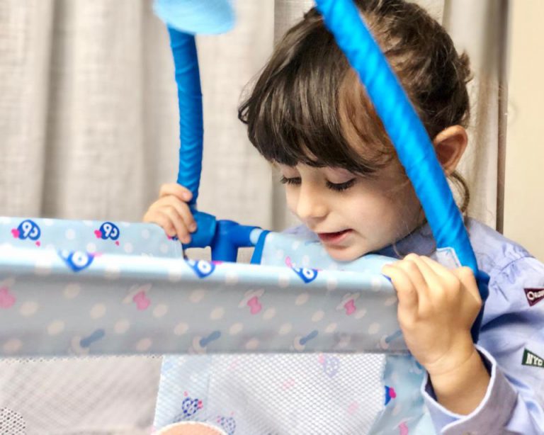 Credit foto: Laura Latino - Lavinia gioca "a fare la nanna" con Cicciobello Bebè Bellissimo