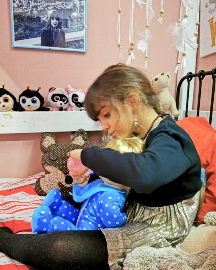 Credits Valentina Piccini - la figlia di Valentina Piccini gioca con Cicciobello Lacrime Vere