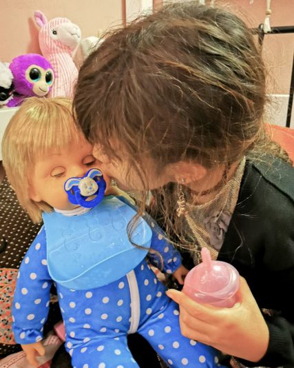 Credits Valentina Piccini - la figlia di Valentina Piccini gioca con Cicciobello Lacrime Vere