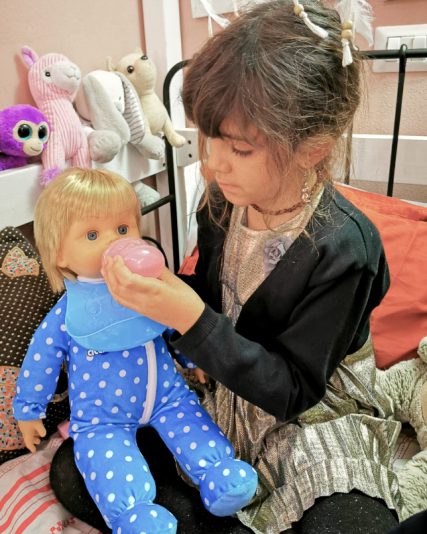 Credits Valentina Piccini - la figlia di Valentina Piccini gioca con Cicciobello Lacrime Vere