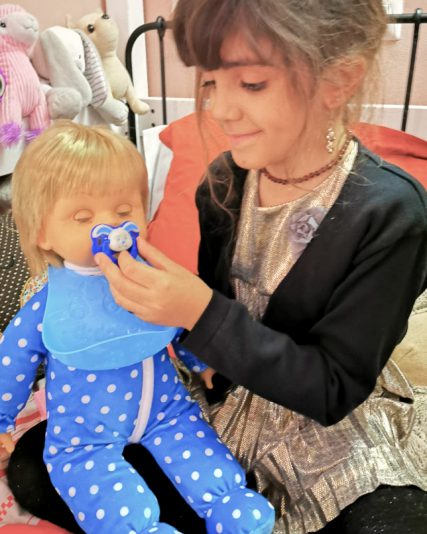 Credits Valentina Piccini - la figlia di Valentina Piccini gioca con Cicciobello Lacrime Vere
