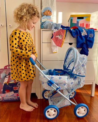 Ludovica, la figlia di Serena De Giusti, gioca con il suo Cicciobello e la carrozzina Photo Credits: Serena De Giusti