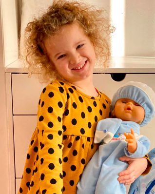 Ludovica, la figlia di Serena De Giusti, gioca con il suo Cicciobello Fiocco di Neve Photo Credits: Serena De Giustigioca con il suo Cicciobello e la carrozzina Photo Credits: Serena De Giusti