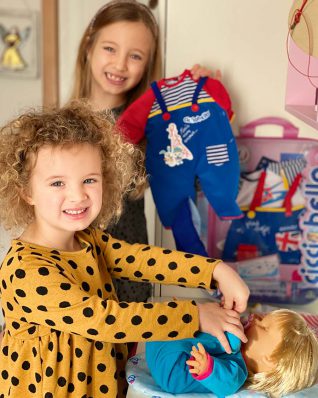 Le figlie di Serena De Giusti giocano con Cicciobello e i suoi vestitini Photo Credits: Serena De Giusti