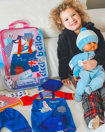 La figlia di Serena De Giusti giocano con Cicciobello e i suoi vestitini Photo Credits: Serena De Giusti