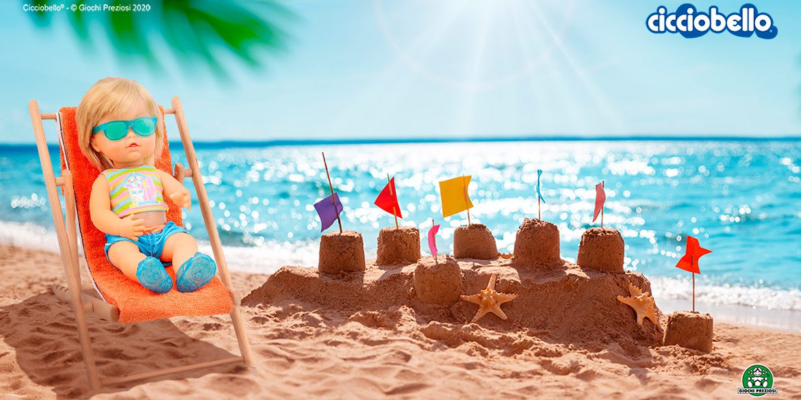 Cicciobello Sunny su una spiaggia con castello di sabbia