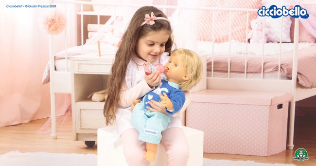 Bambina gioca con Cicciobello Bua nella sua cameretta