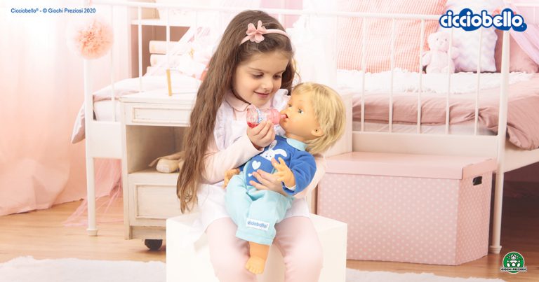 Bambina gioca con Cicciobello Bua nella sua cameretta