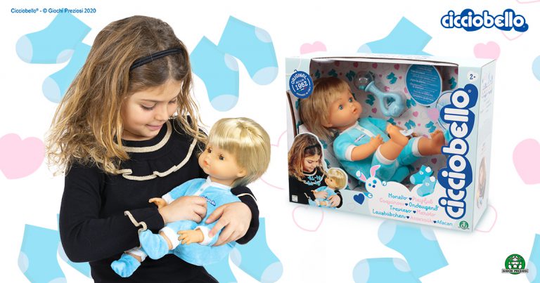 Bambina gioca con Cicciobello Monello, la bambola interattiva che sgambetta e ride.