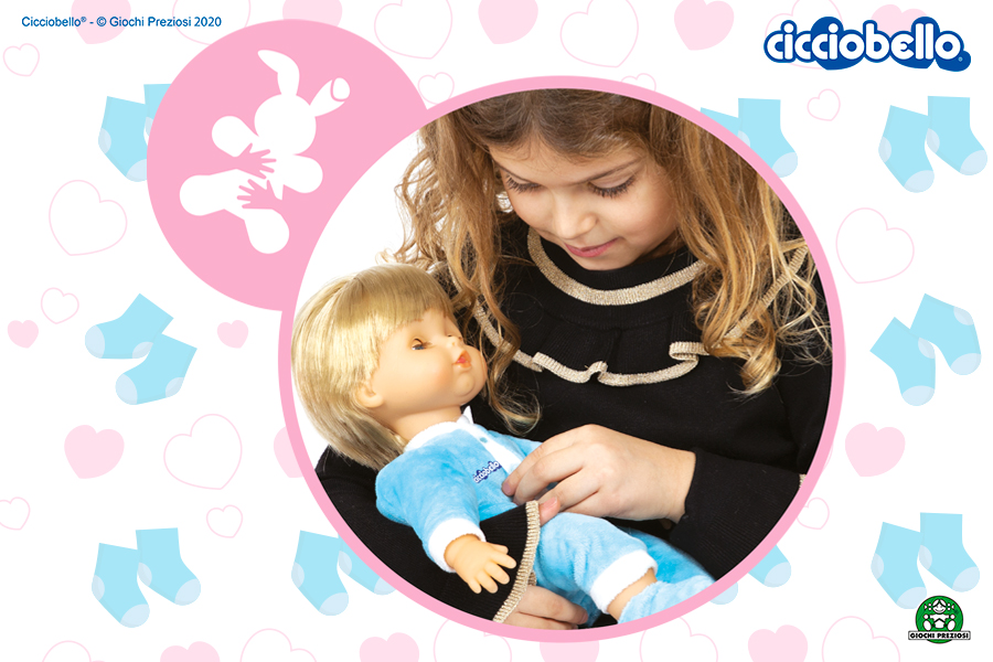 Bambina gioca con Cicciobello Monello, la bambola interattiva che sgambetta e ride.