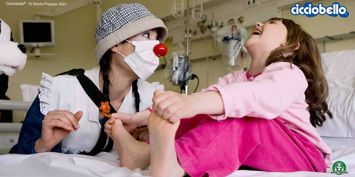 Dottor sorriso e piccoli pazienti durante la terapia del sorriso
