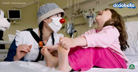 Dottor sorriso e piccoli pazienti durante la terapia del sorriso