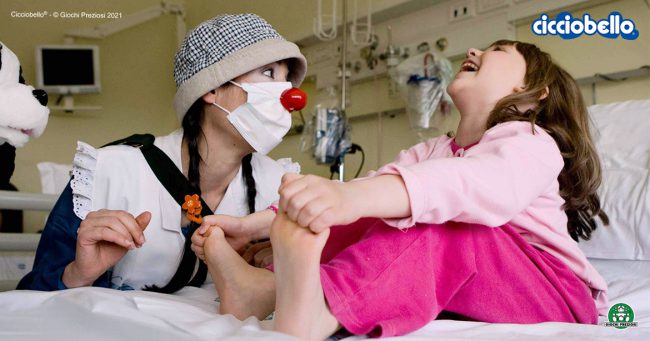 Dottor sorriso e piccoli pazienti durante la terapia del sorriso